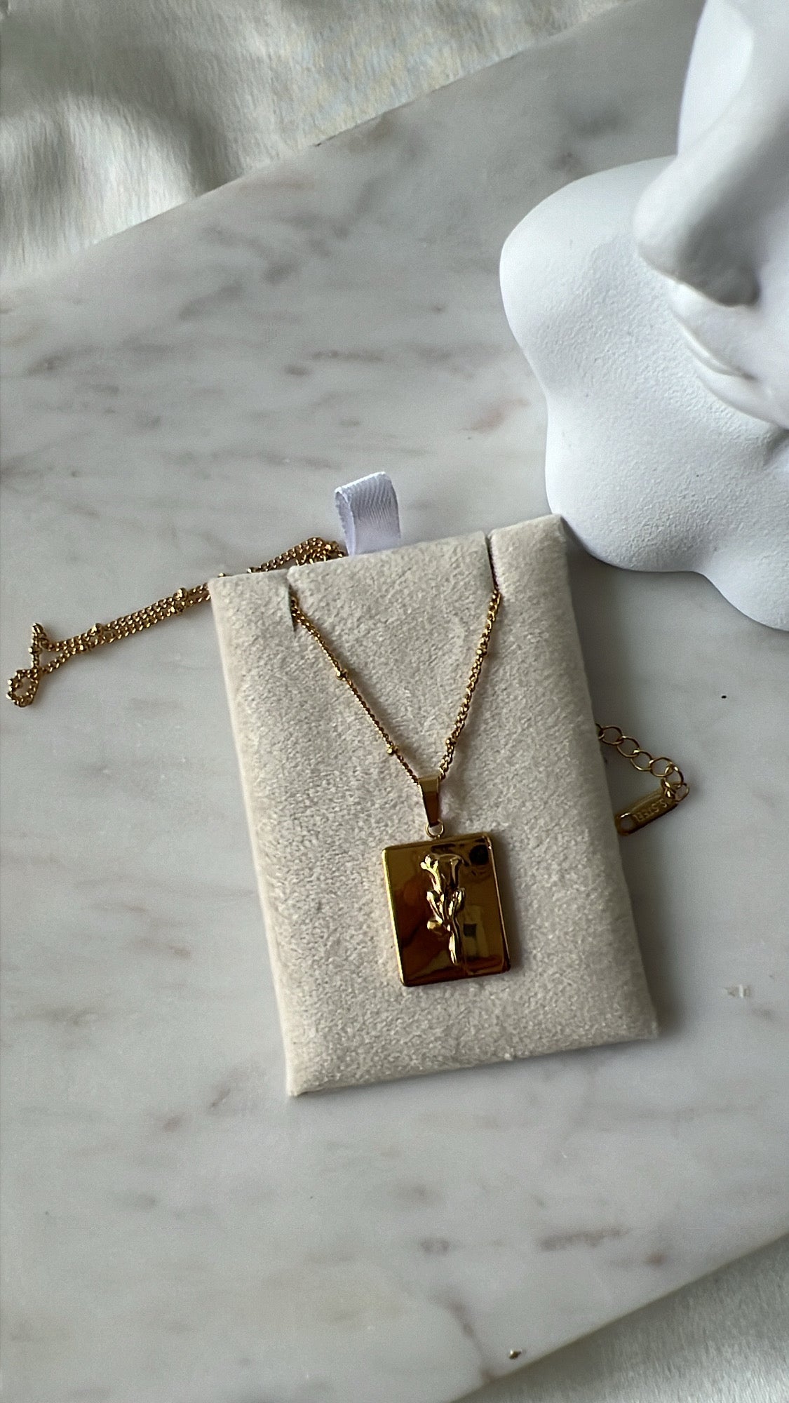 Rosè neckpiece