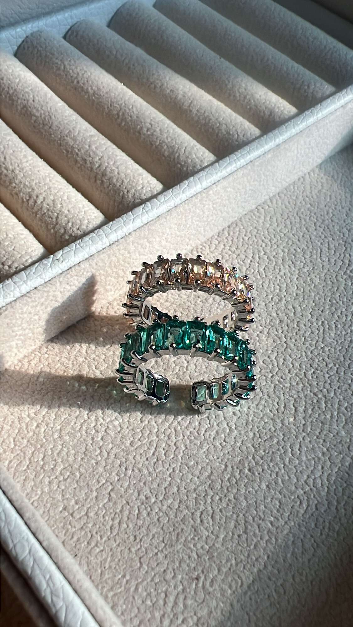 Theme baguette rings