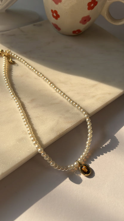 Poise pearl neckpiece