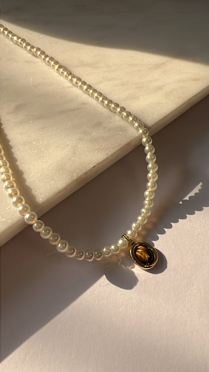 Poise pearl neckpiece