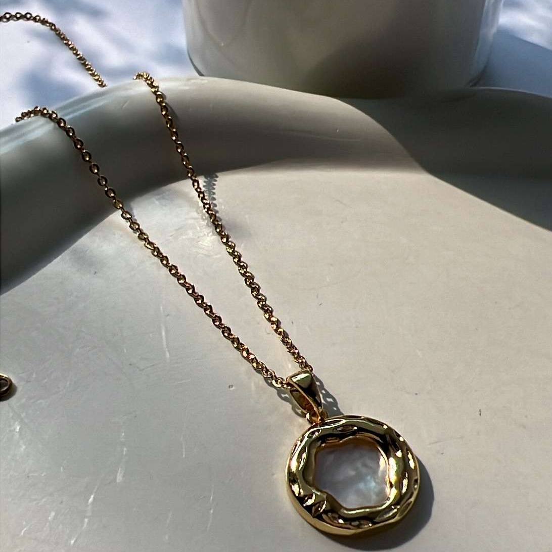 Hammered drop neckpiece