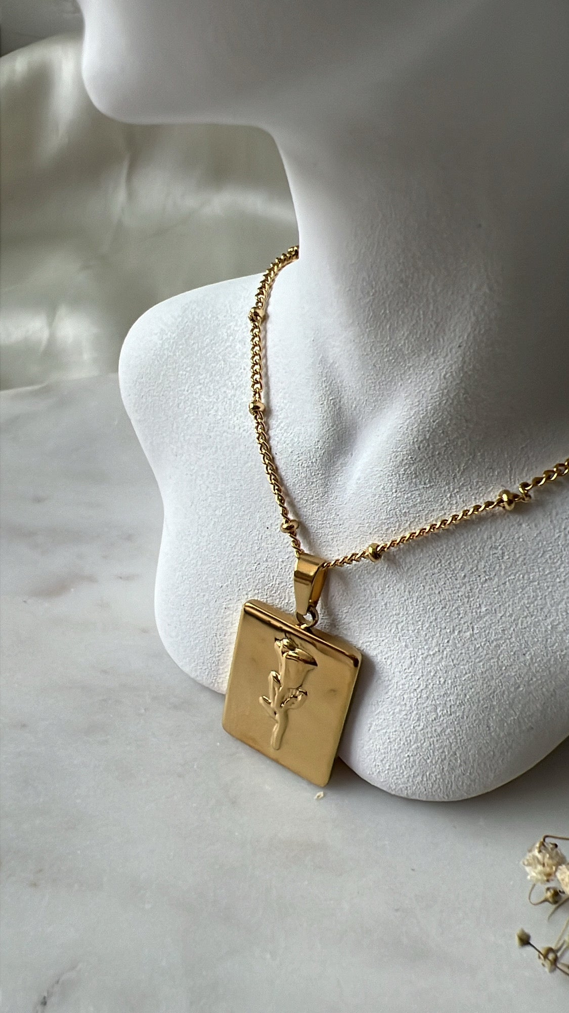 Rosè neckpiece