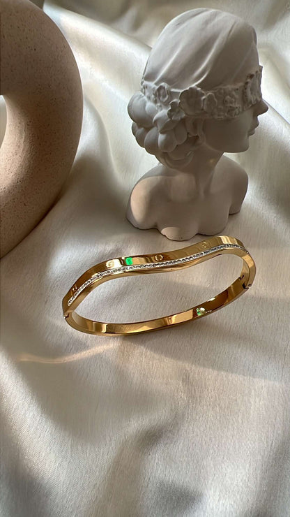 Curvy C bangle