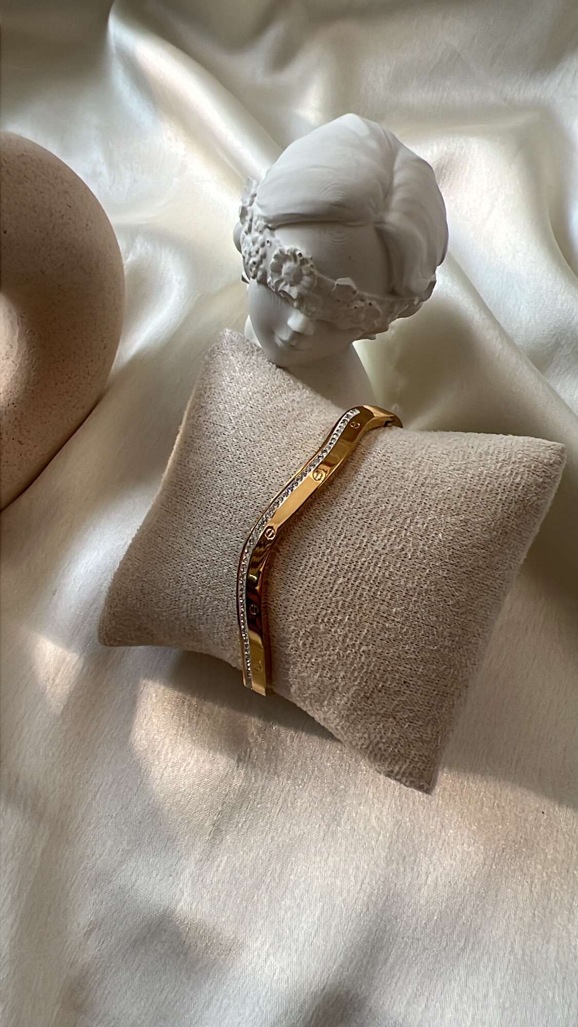 Curvy C bangle
