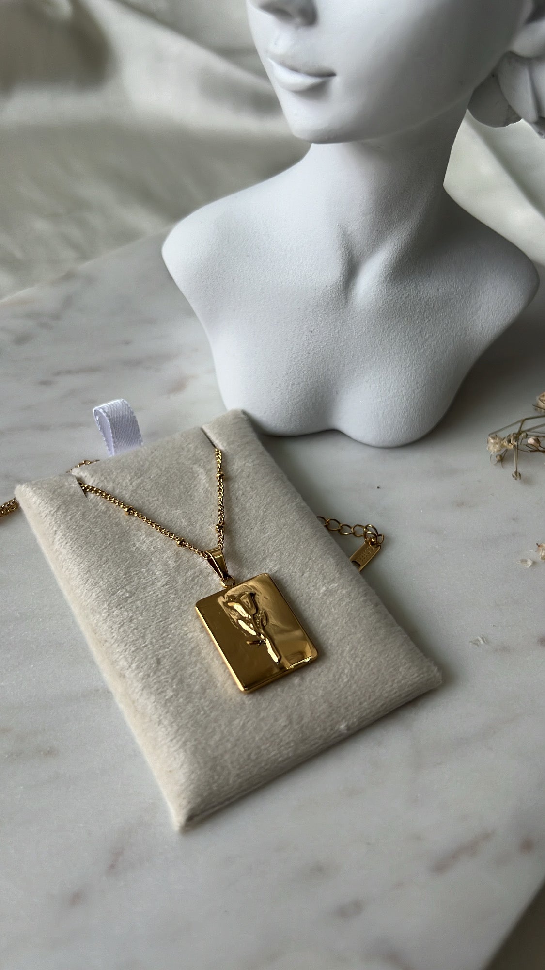 Rosè neckpiece