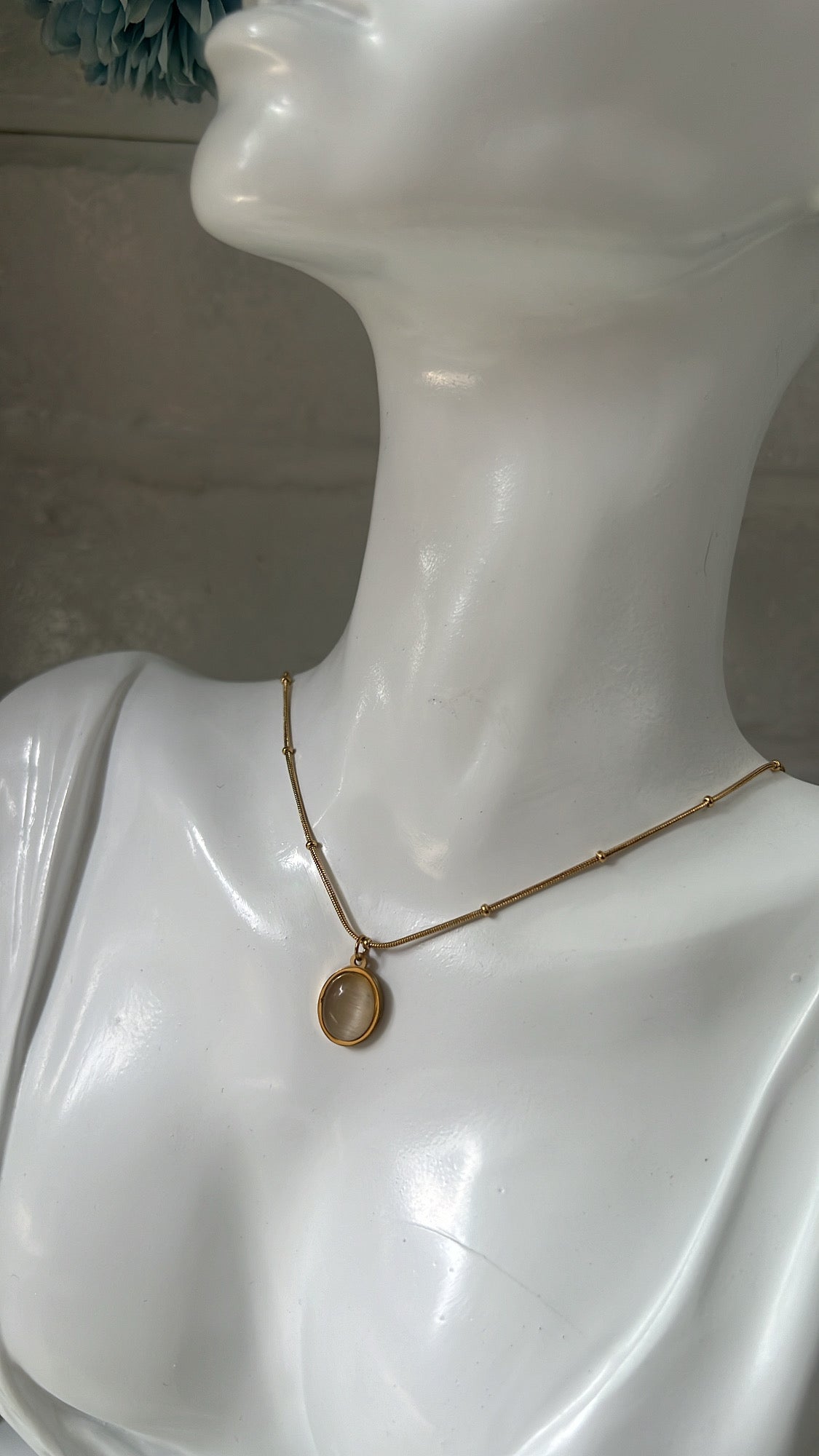 Eve Shell Stone Neckpiece