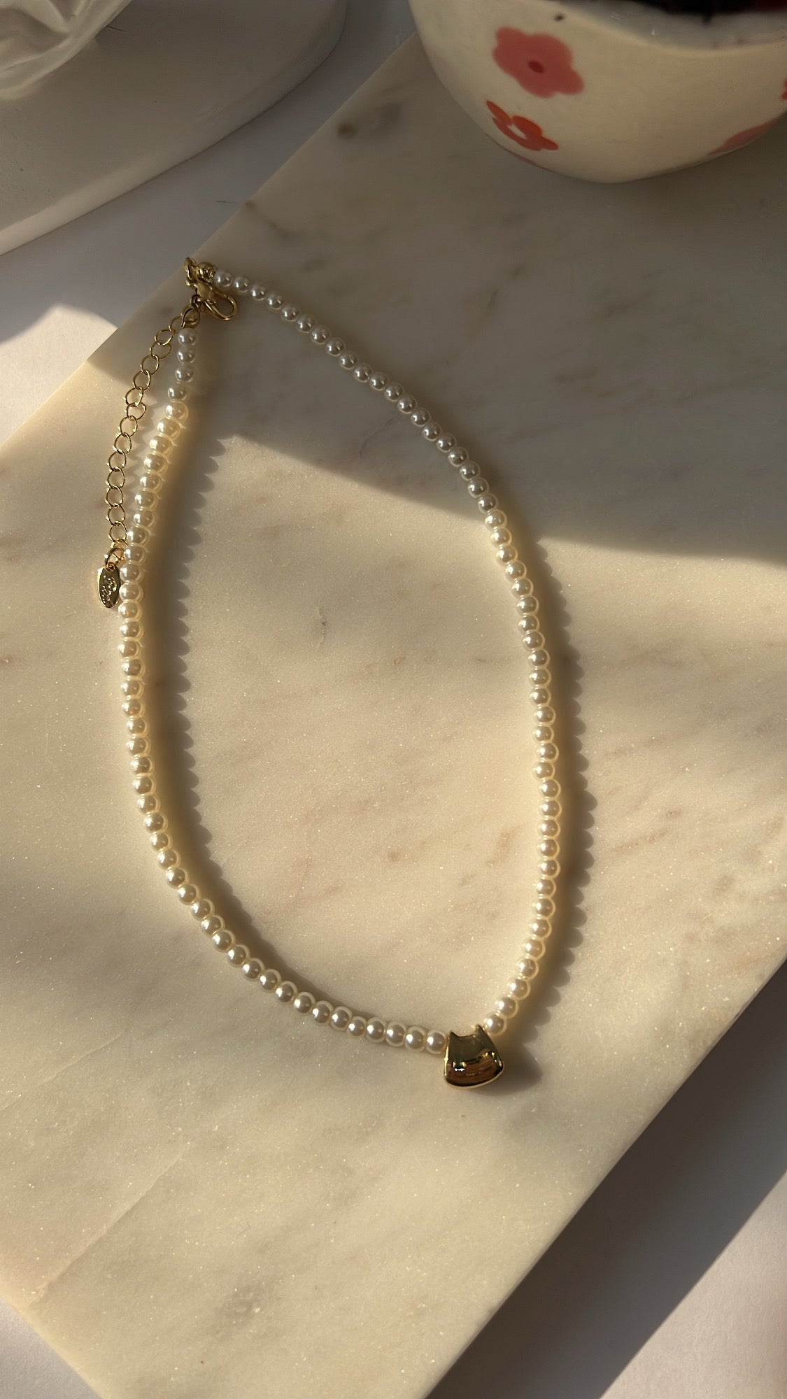 Raya pearl neckpiece