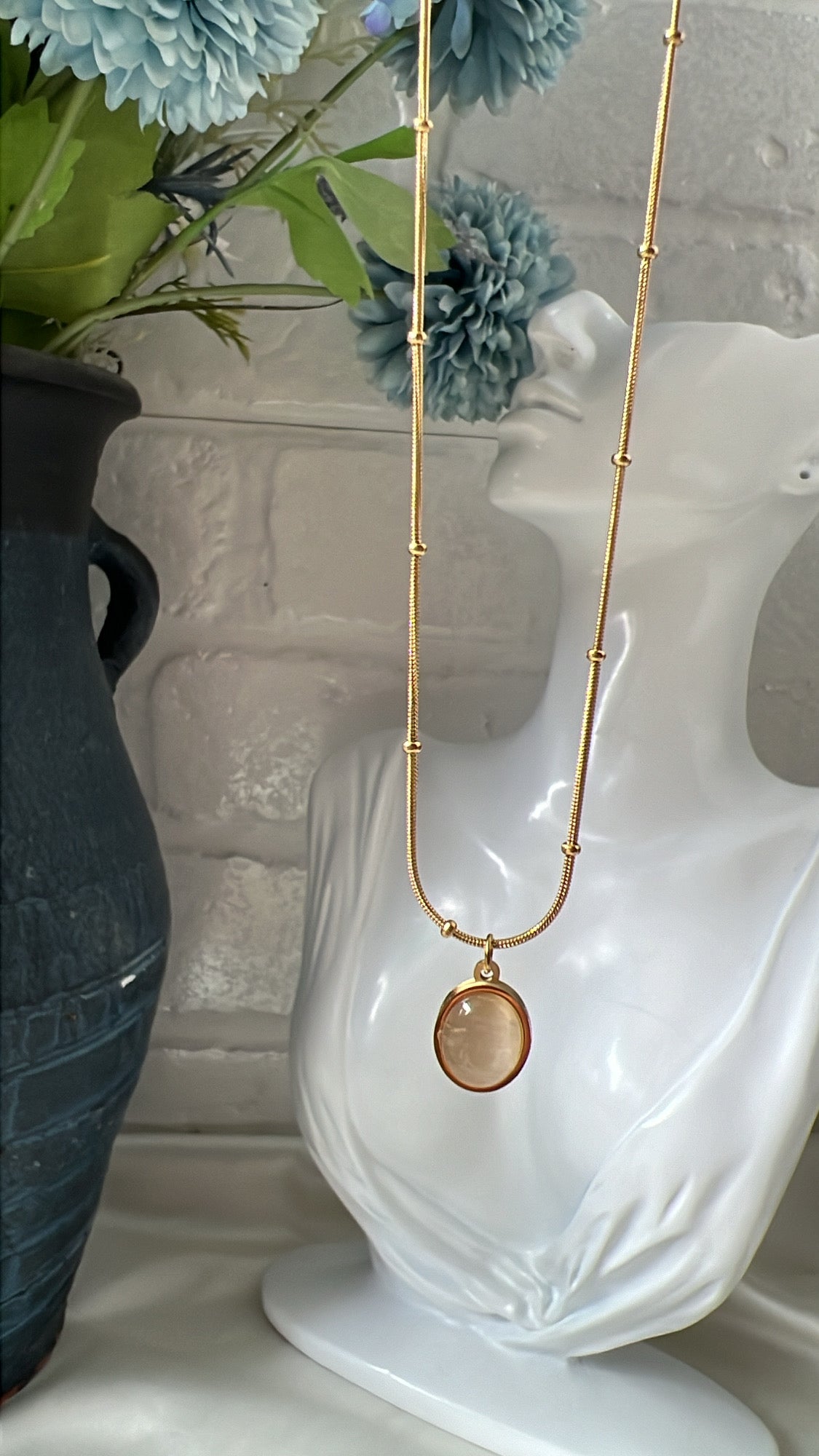 Eve Shell Stone Neckpiece