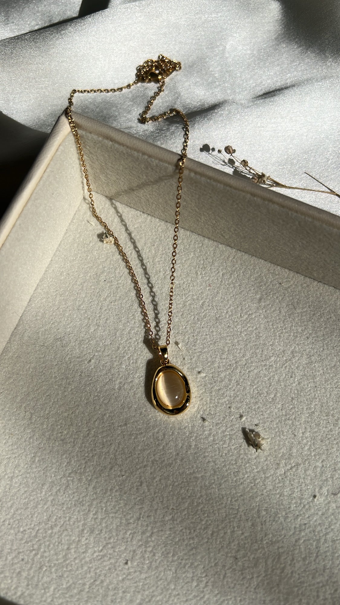 Winterson shellstone neckpiece