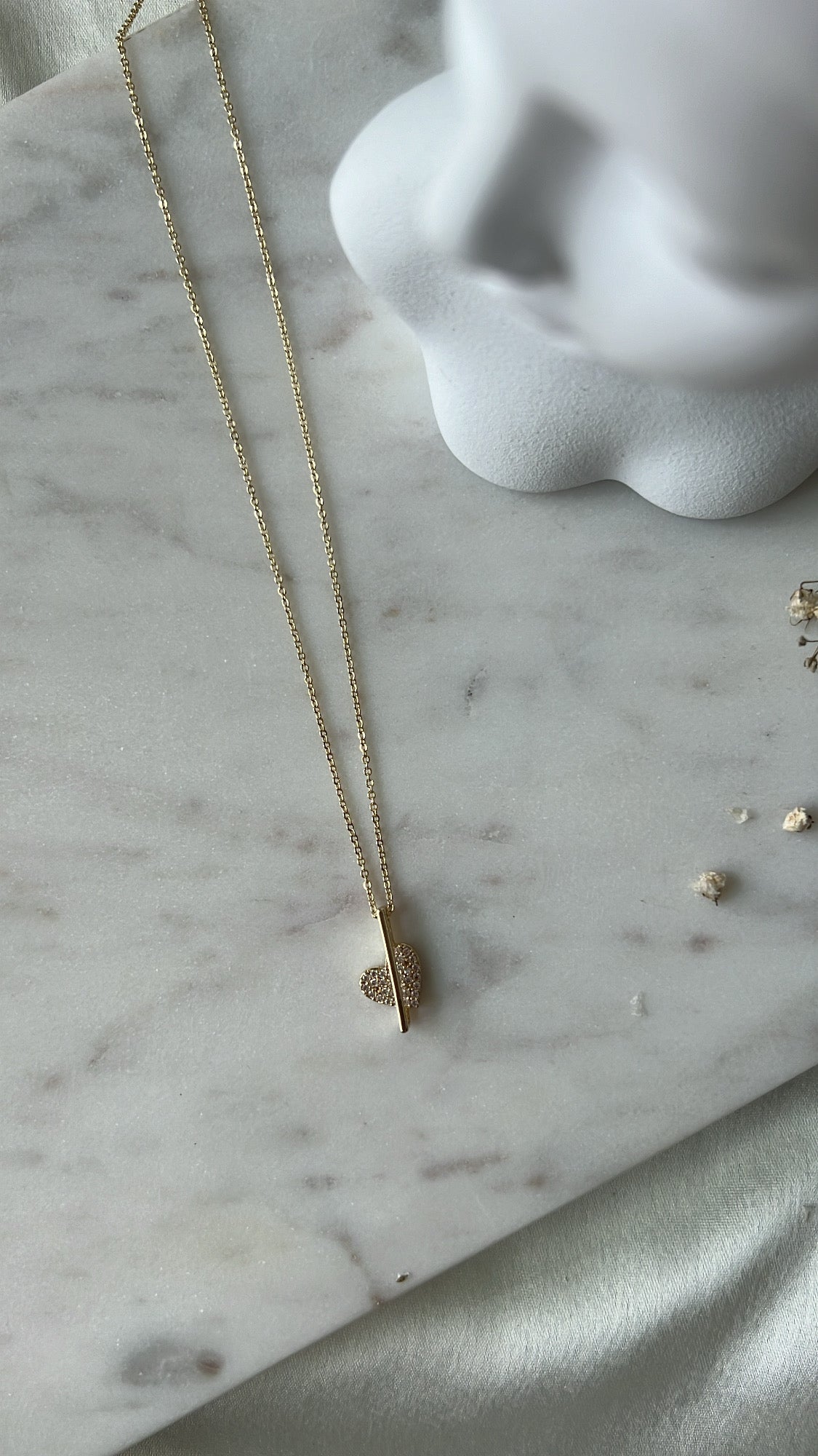 Victoria heart neckpiece