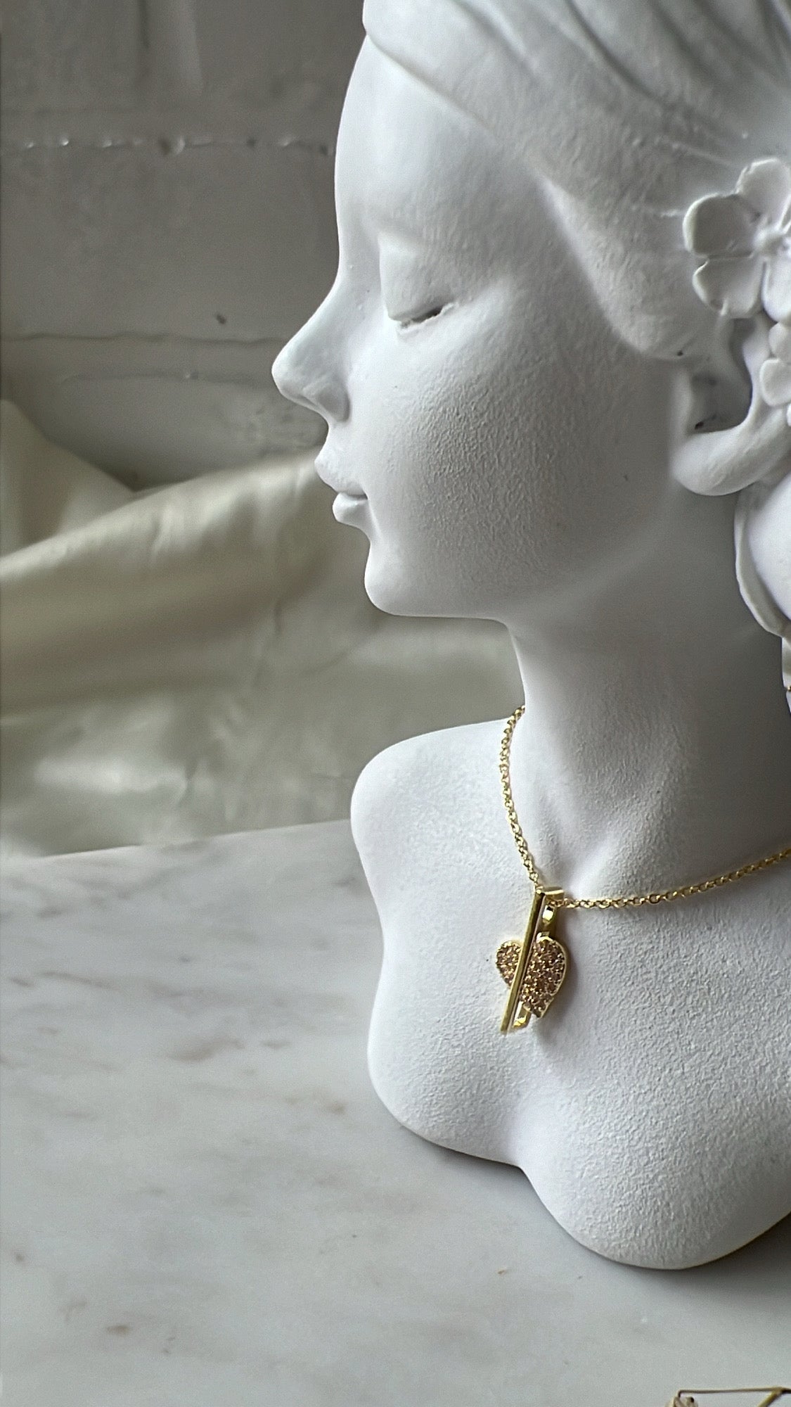 Victoria heart neckpiece