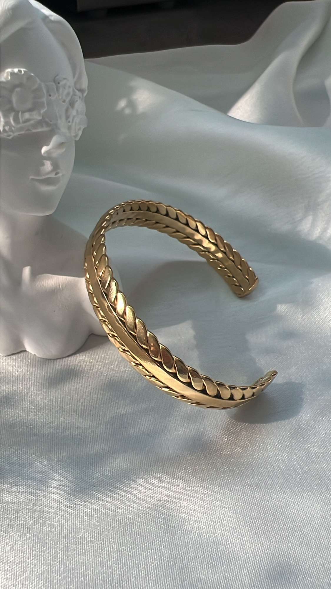 Mari minimal gold cuff