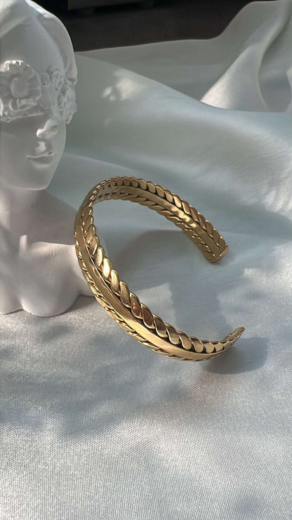 Mari minimal gold cuff