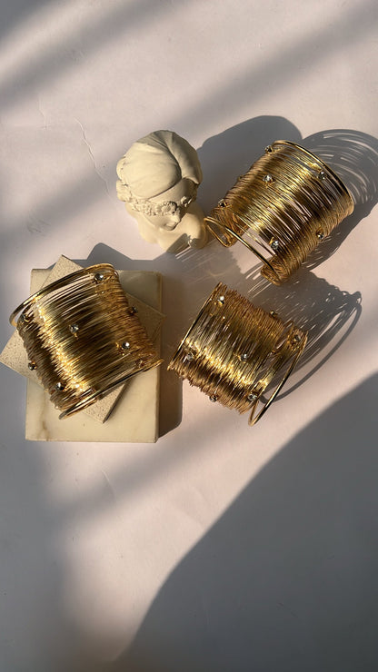 Avour hand cuff