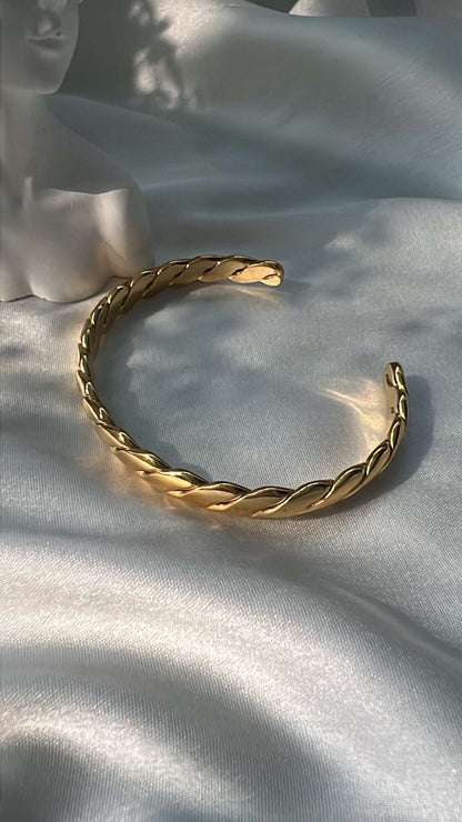 Odora minimal gold cuff
