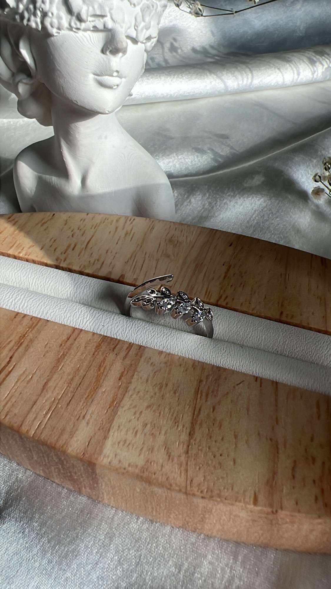 Naeva minimal ring