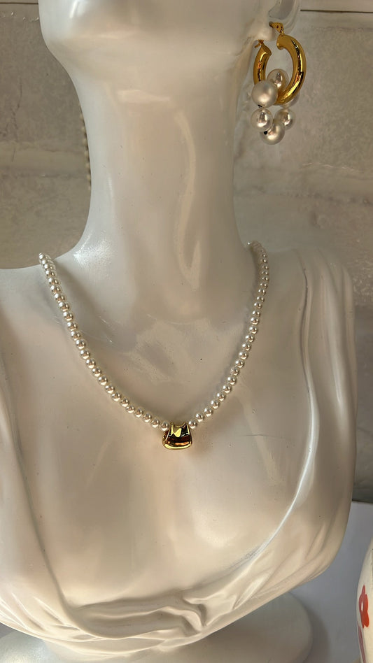 Raya pearl neckpiece
