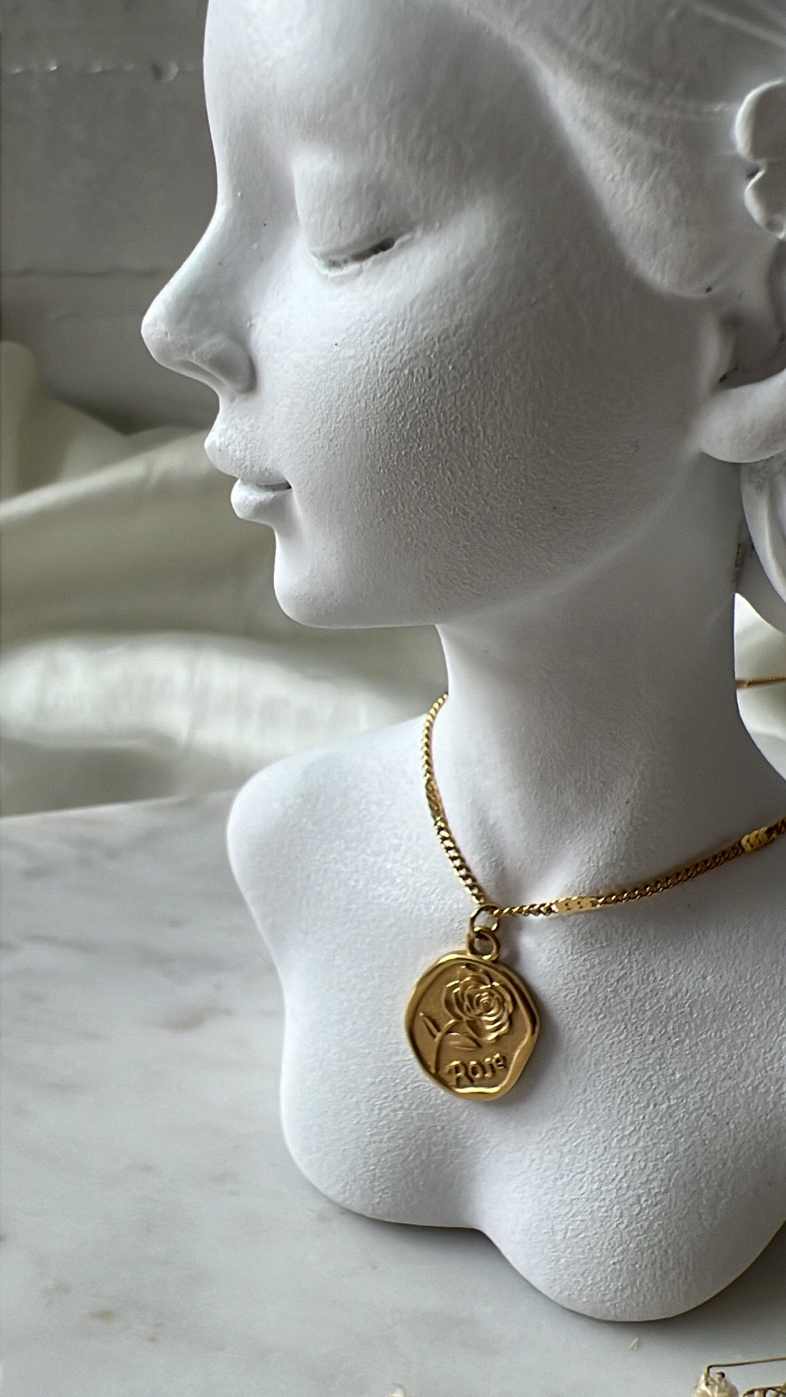 Pasha rose neckpiece