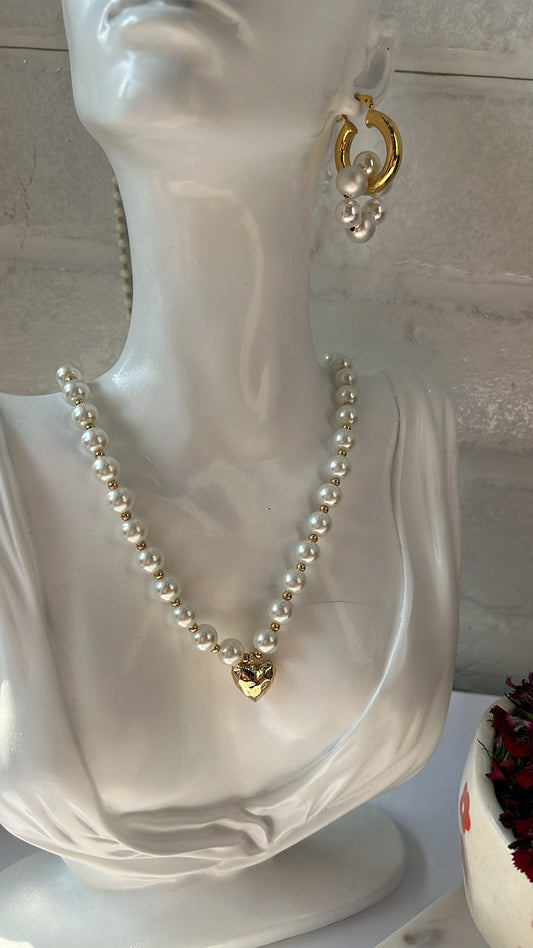 Meadow pearl neckpiece