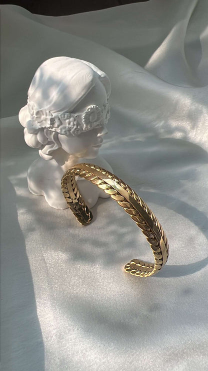 Mari minimal gold cuff