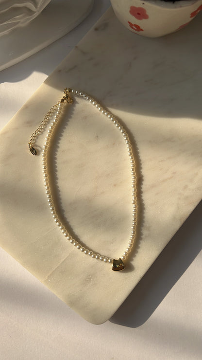 Raya pearl neckpiece