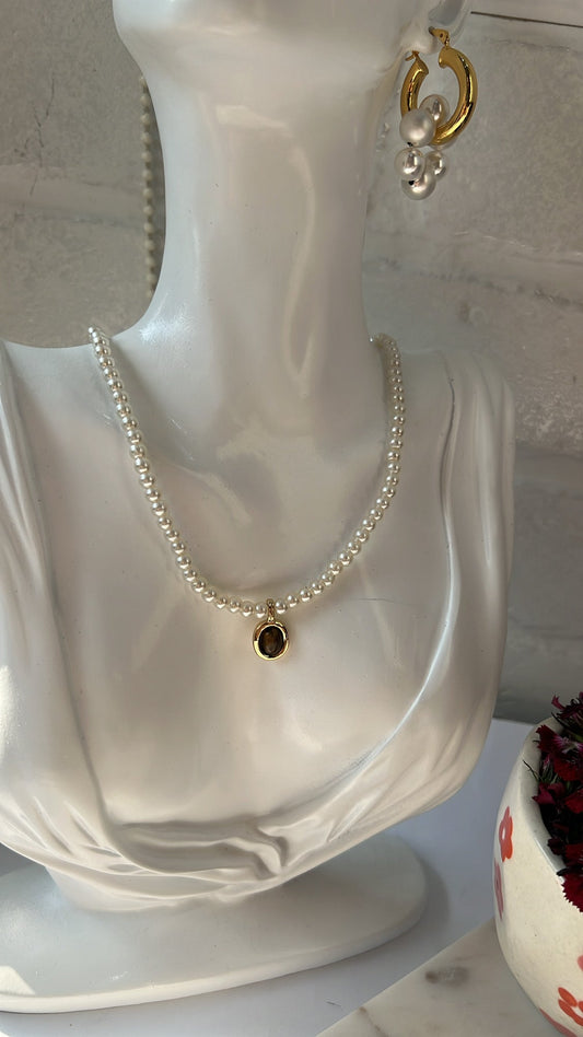 Poise pearl neckpiece