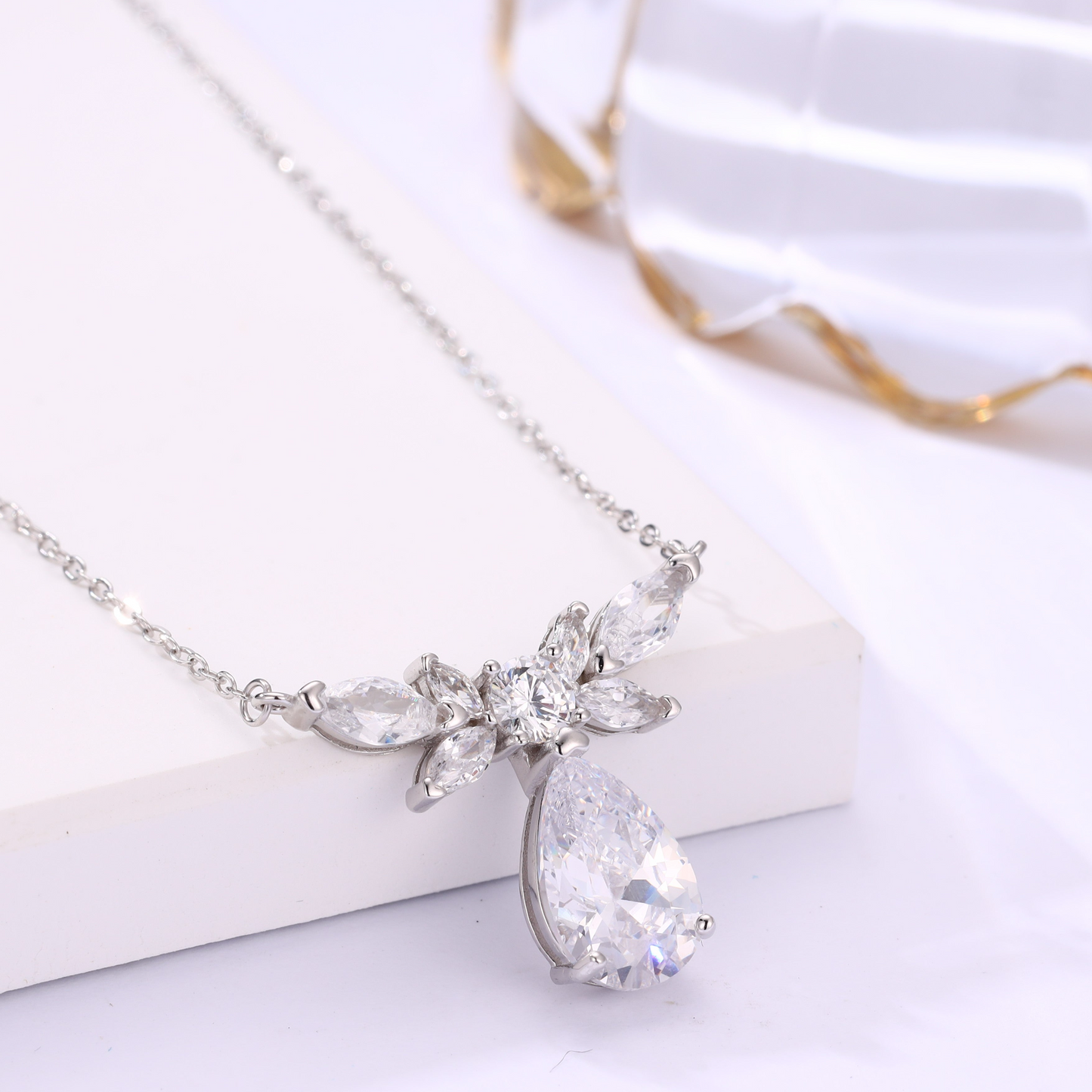 Elegant Solitaire Chain