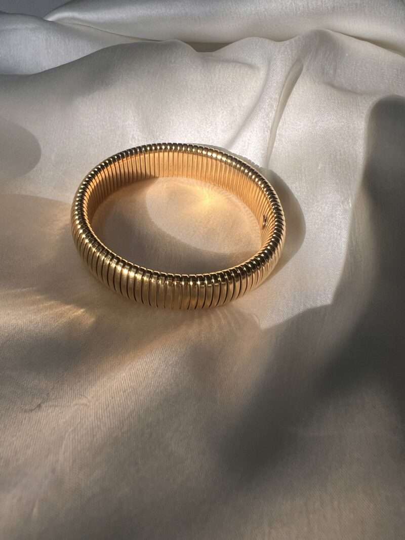 Single cobra bangle