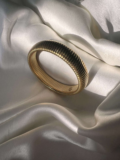 Single cobra bangle