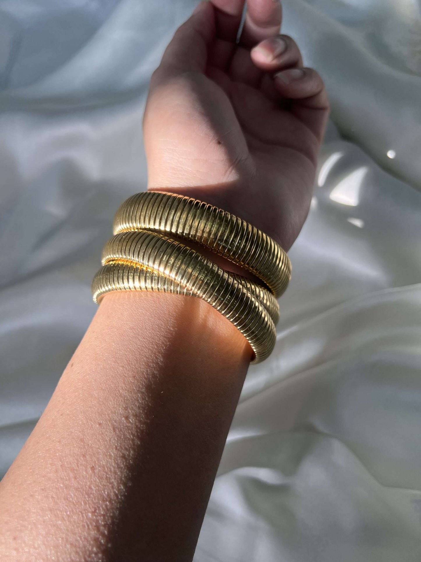 Single cobra bangle