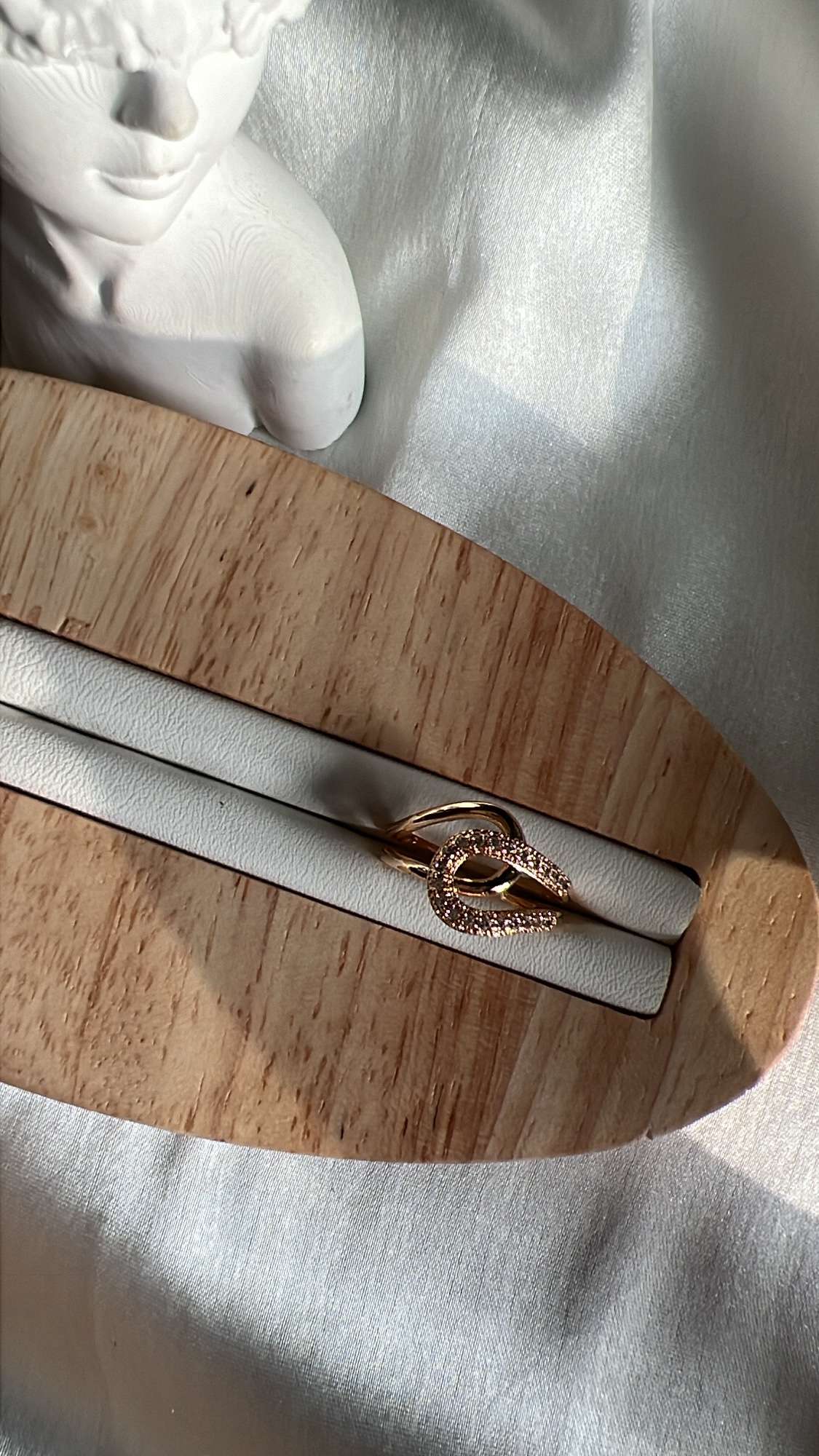 Mione minimal ring