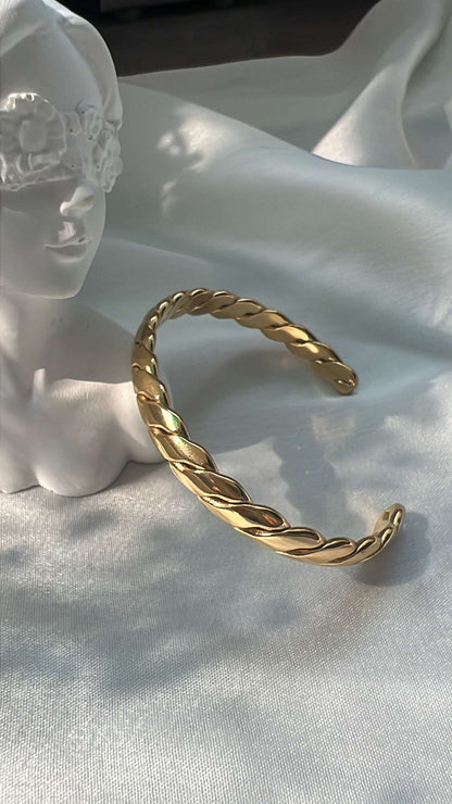 Odora minimal gold cuff