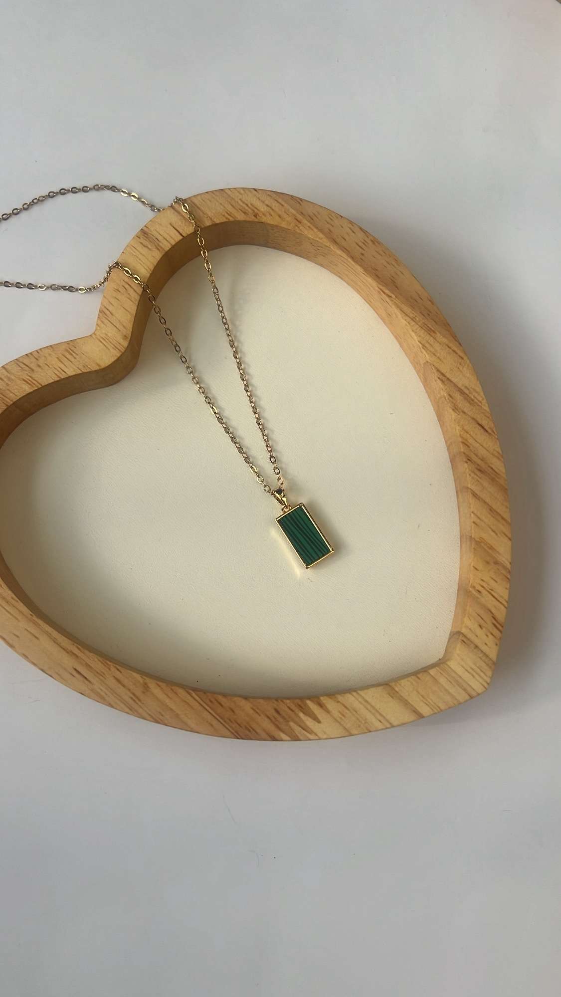 Lucy emerald neckpiece