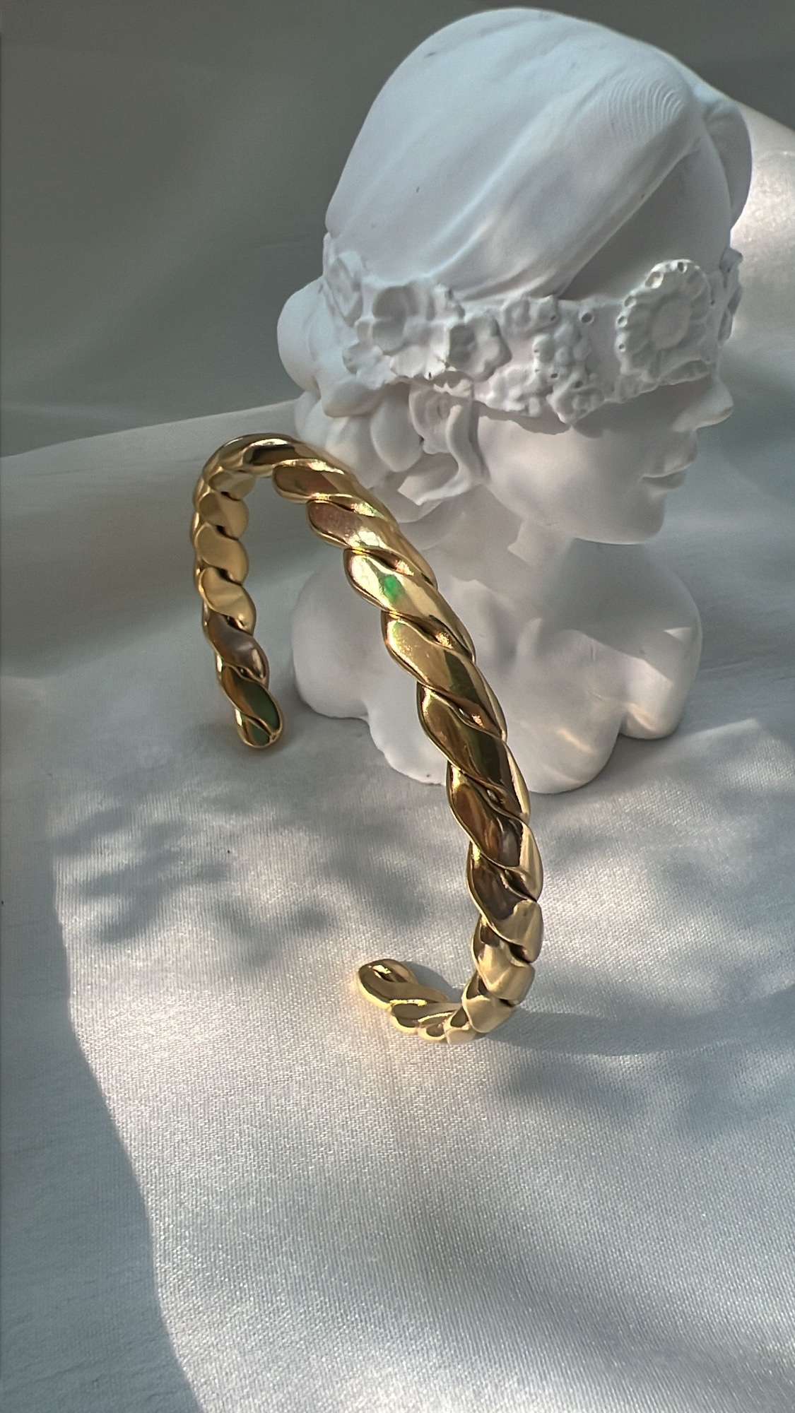 Odora minimal gold cuff