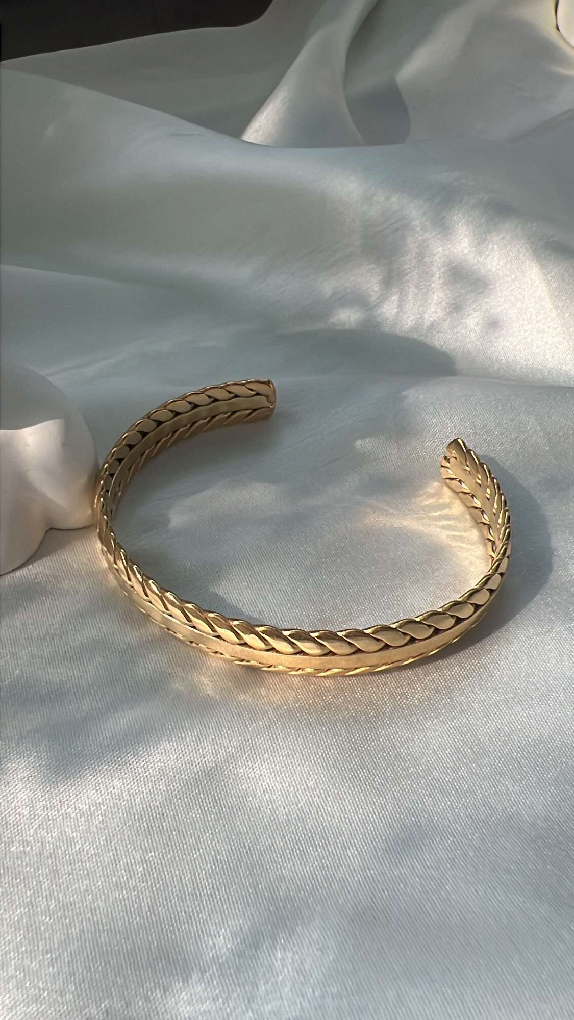 Mari minimal gold cuff